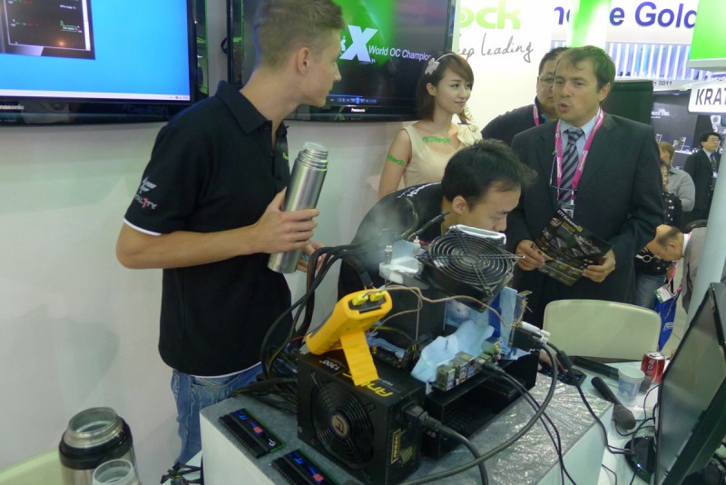 Visitors gathered at ASRock's booth for OC Show_1.jpg