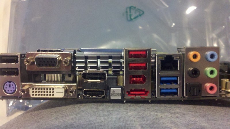 Asrock4_resized.jpg (194.82 KiB) Viewed 10705 times Rear Panel, the E-SATA is off of the Marvell controller though I think :(